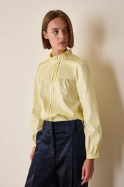 Cotton top with pleats and ruffled collar