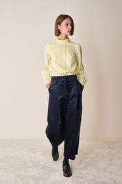 Cotton top with pleats and ruffled collar