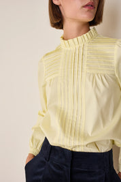 Cotton top with pleats and ruffled collar