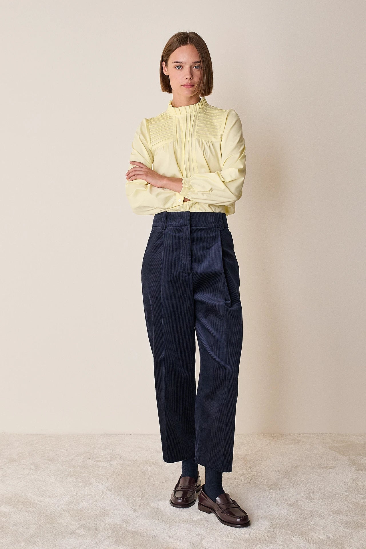 Cotton top with pleats and ruffled collar