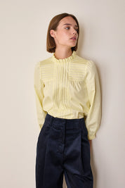 Cotton top with pleats and ruffled collar