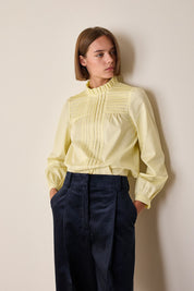 Cotton top with pleats and ruffled collar