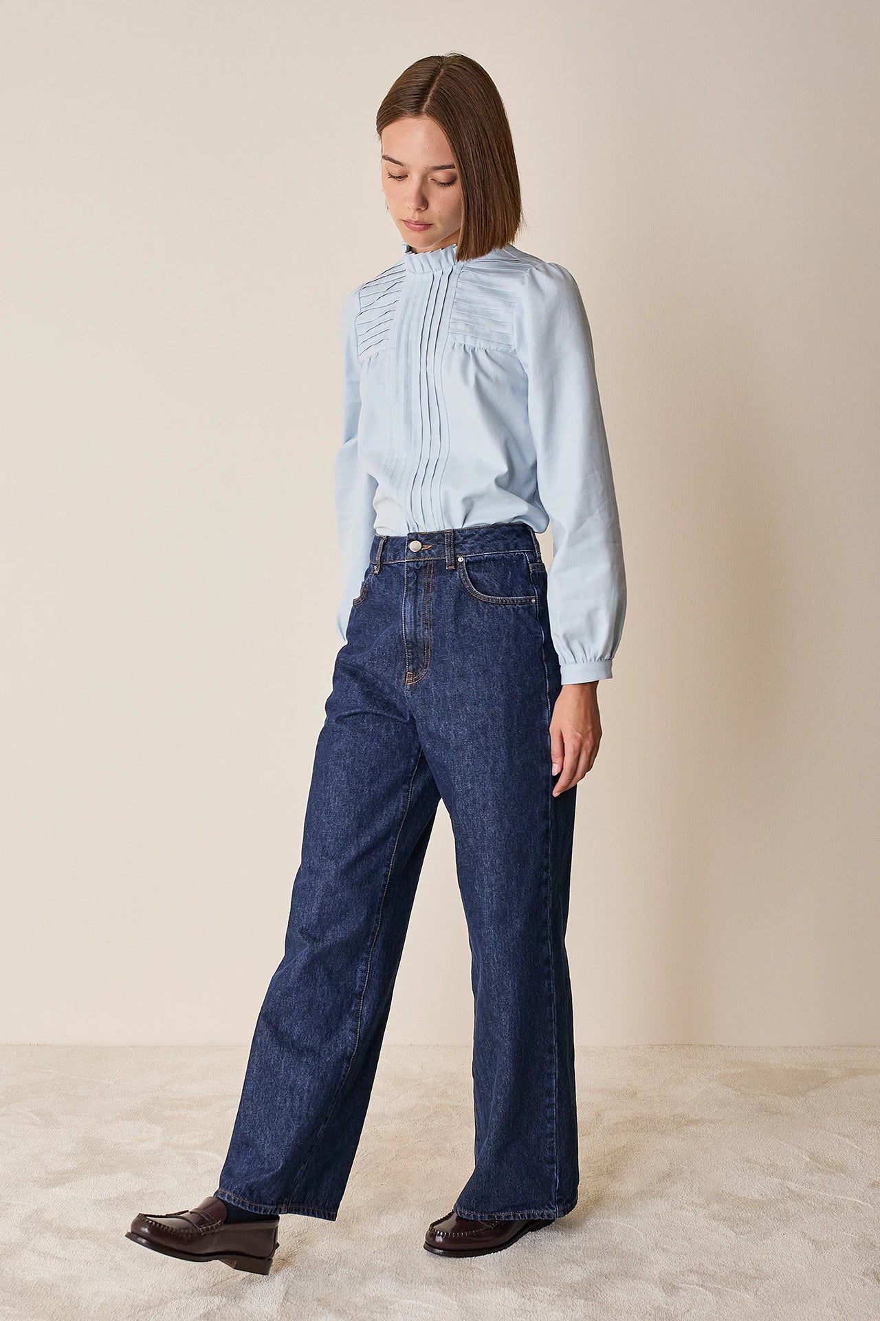 Cotton top with pleats and ruffled collar