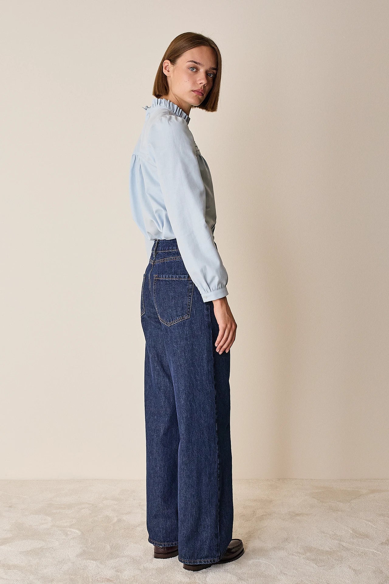 Cotton top with pleats and ruffled collar