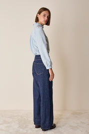 Cotton top with pleats and ruffled collar