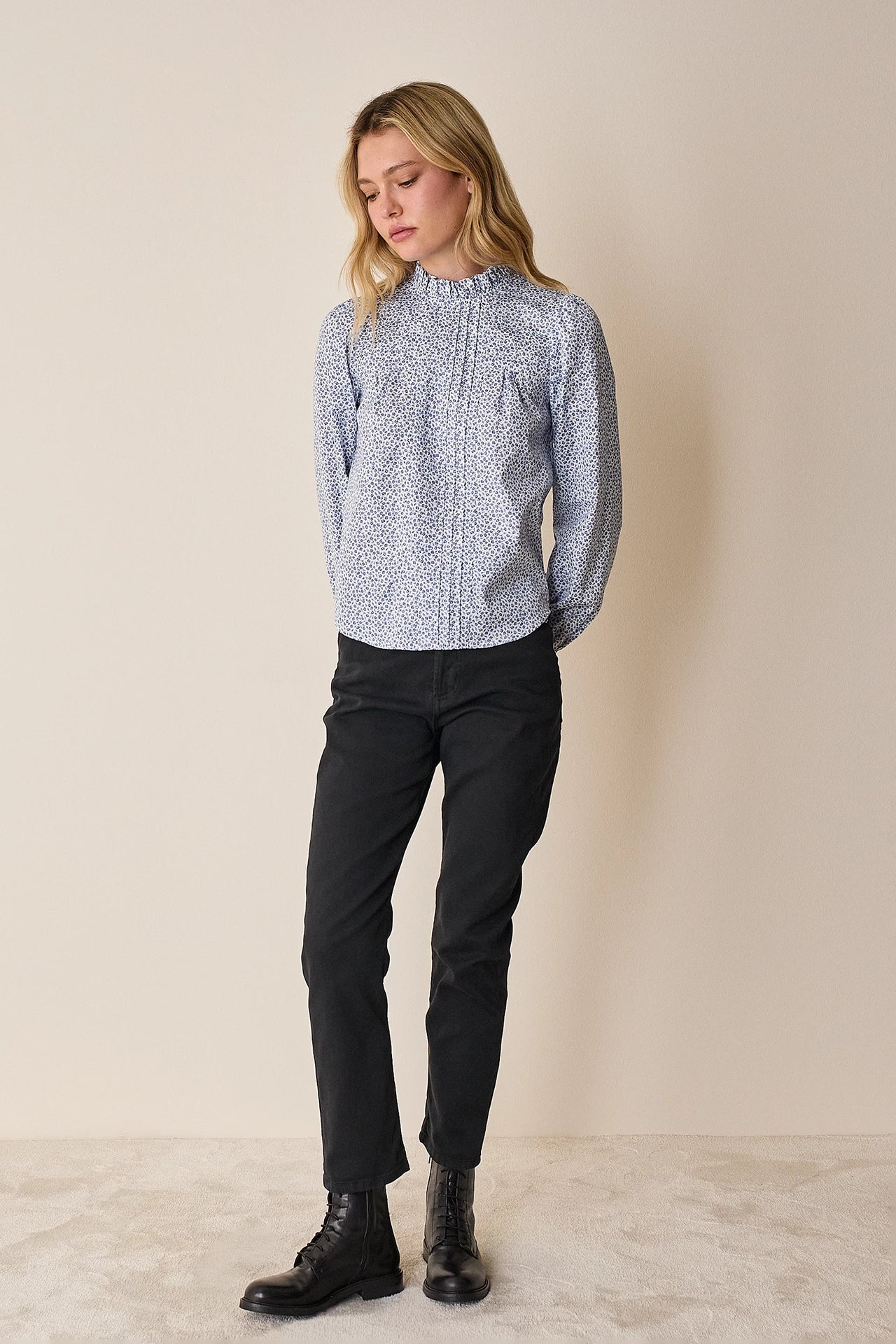 Cotton top with pleats and ruffled collar