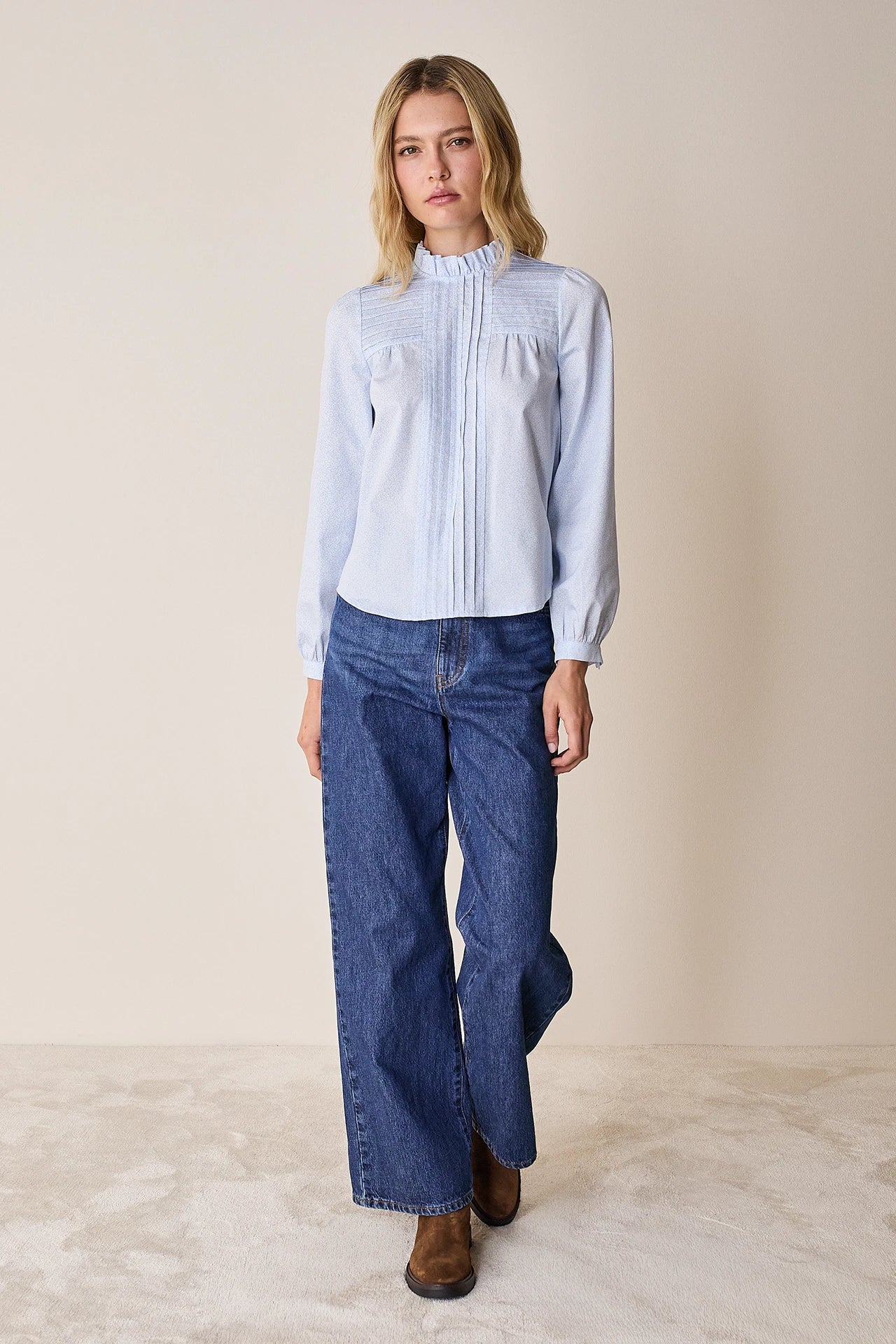 Cotton top with pleats and ruffled collar