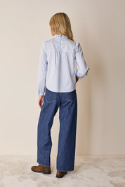 Cotton top with pleats and ruffled collar