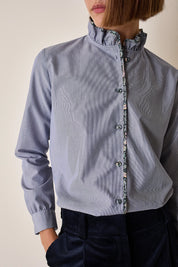Camicia con colletto volant e dettagli a fiori