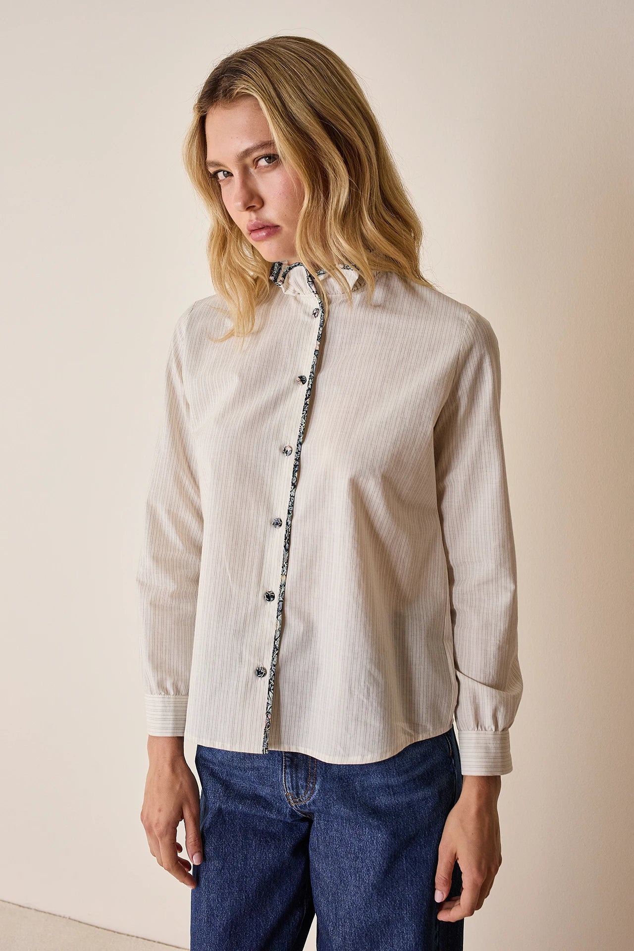 Ruffled collar shirt with floral details