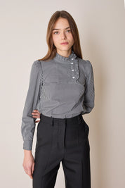 Top con abbottonatura laterale