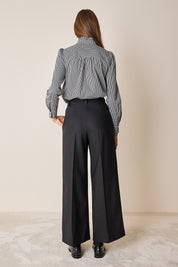 Top con abbottonatura laterale