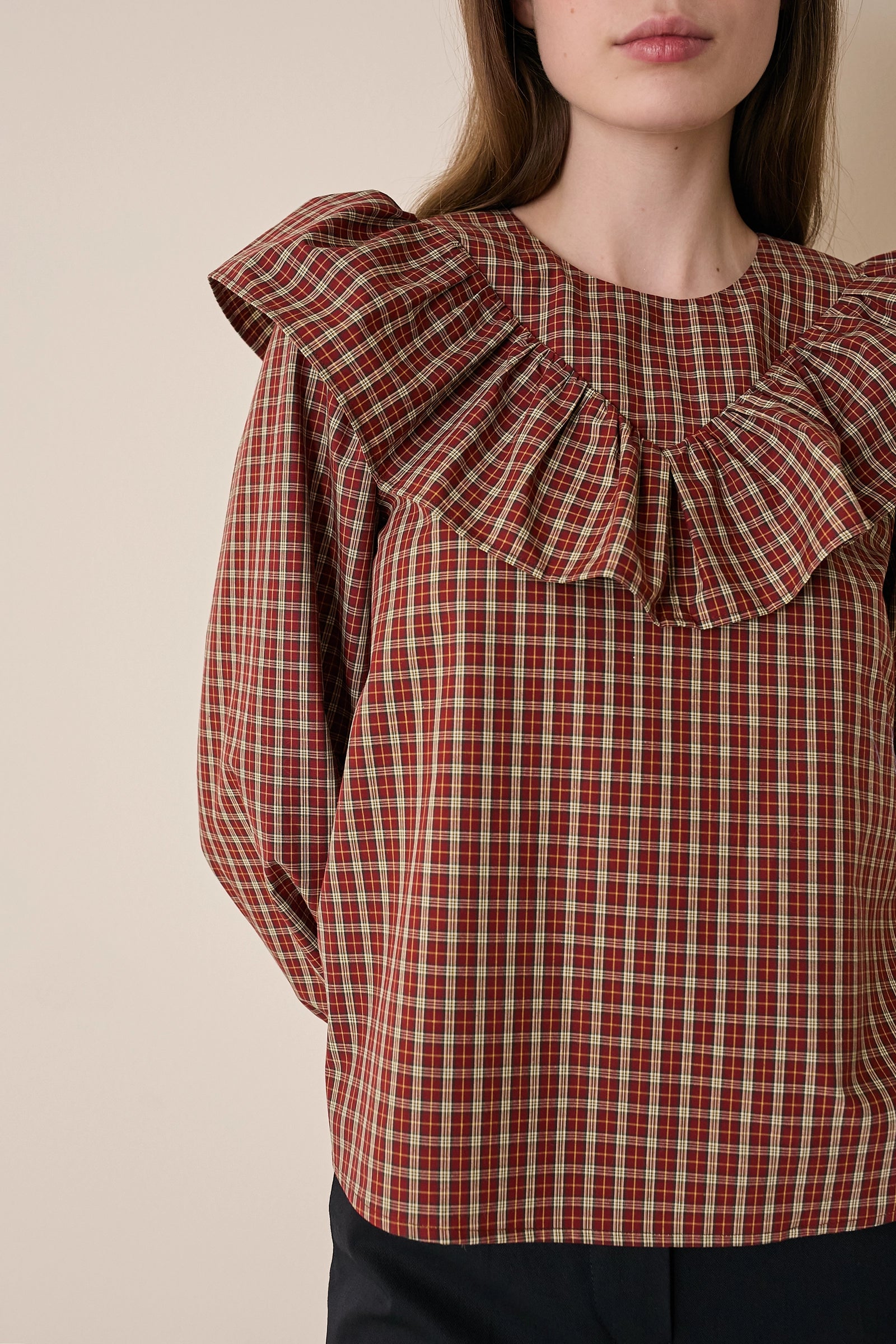 Top a quadretti con maxi volant