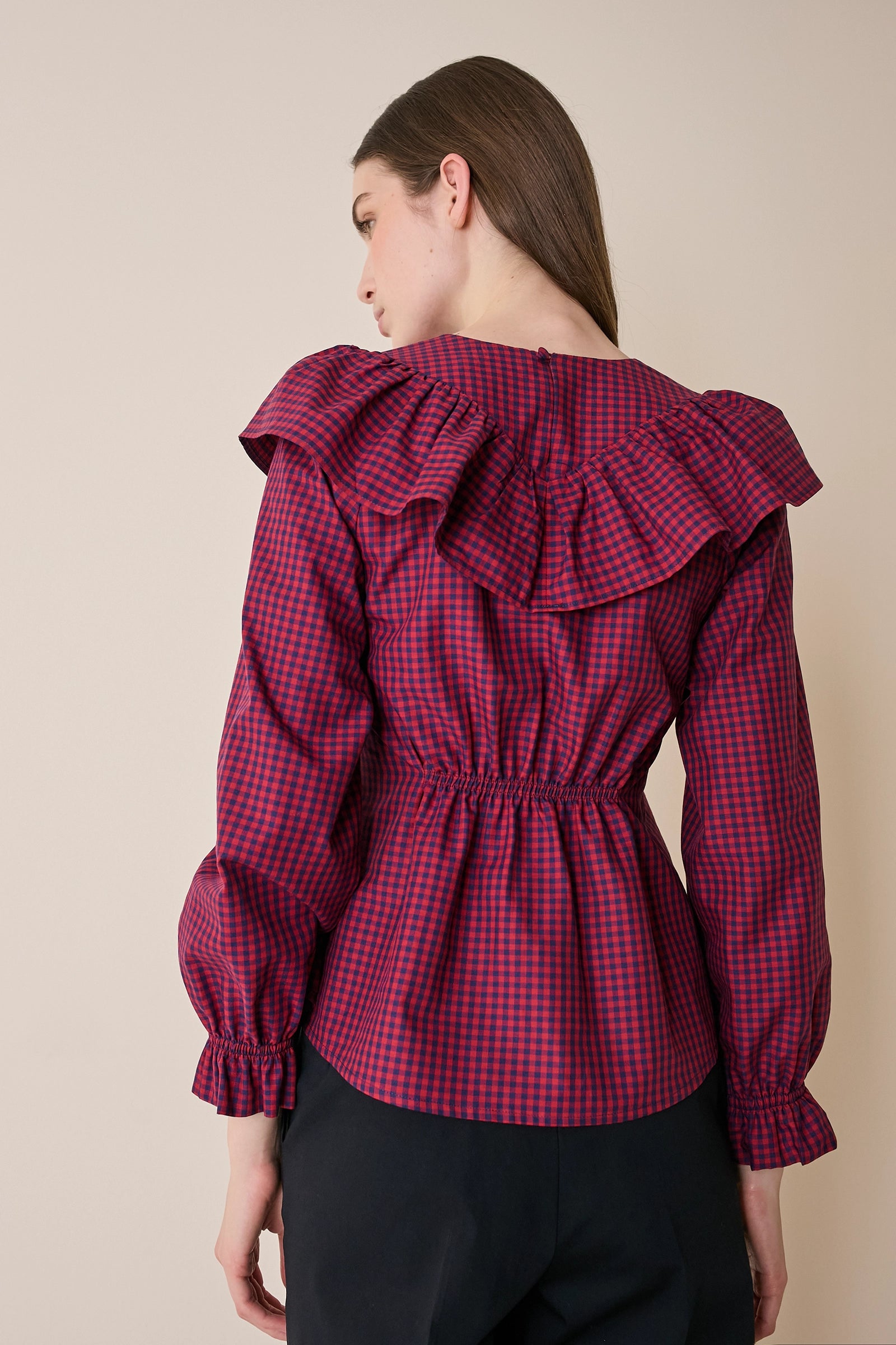 Top a quadretti con maxi volant