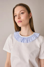 T-shirt con colletto volant