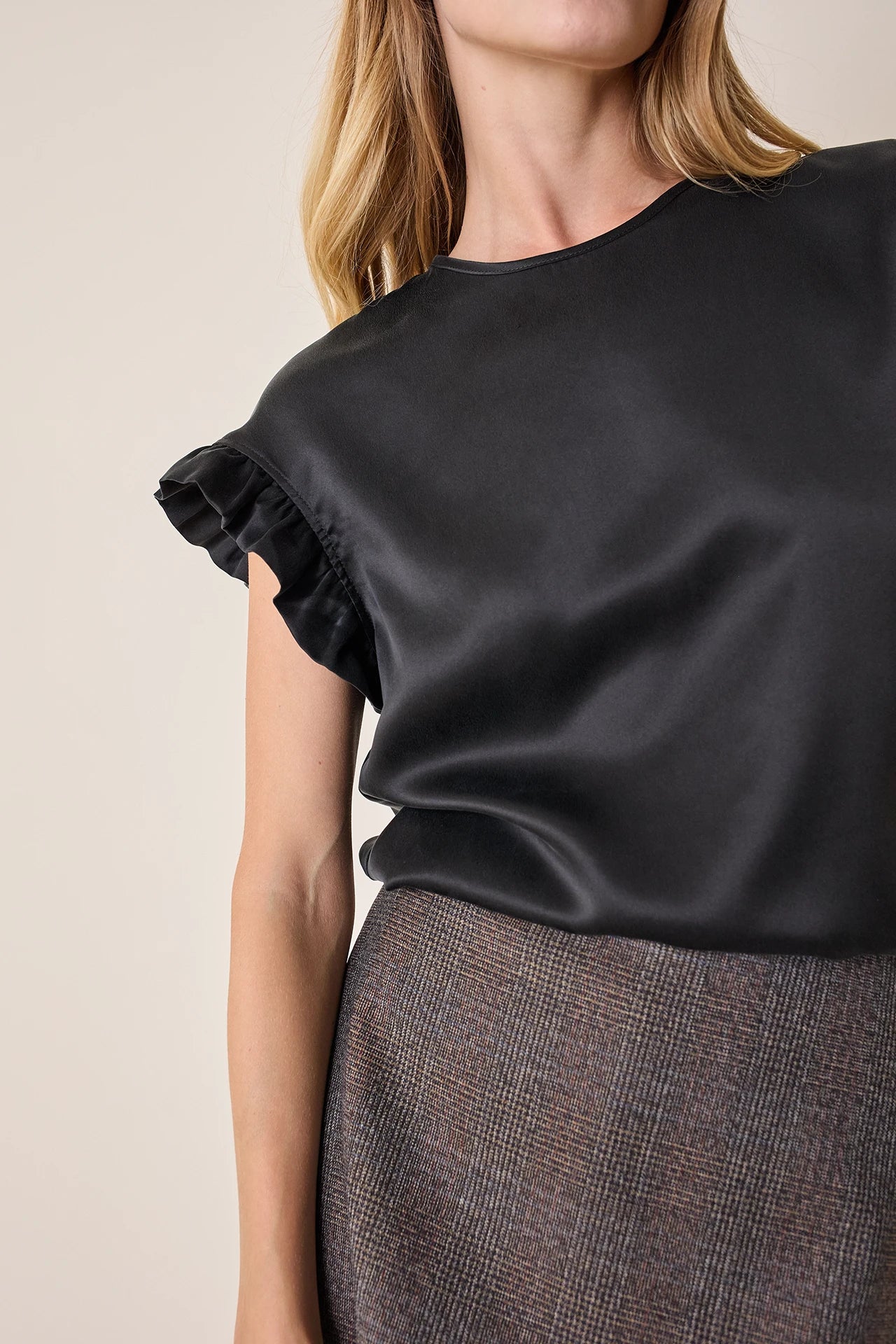 Top in seta con maniche volant