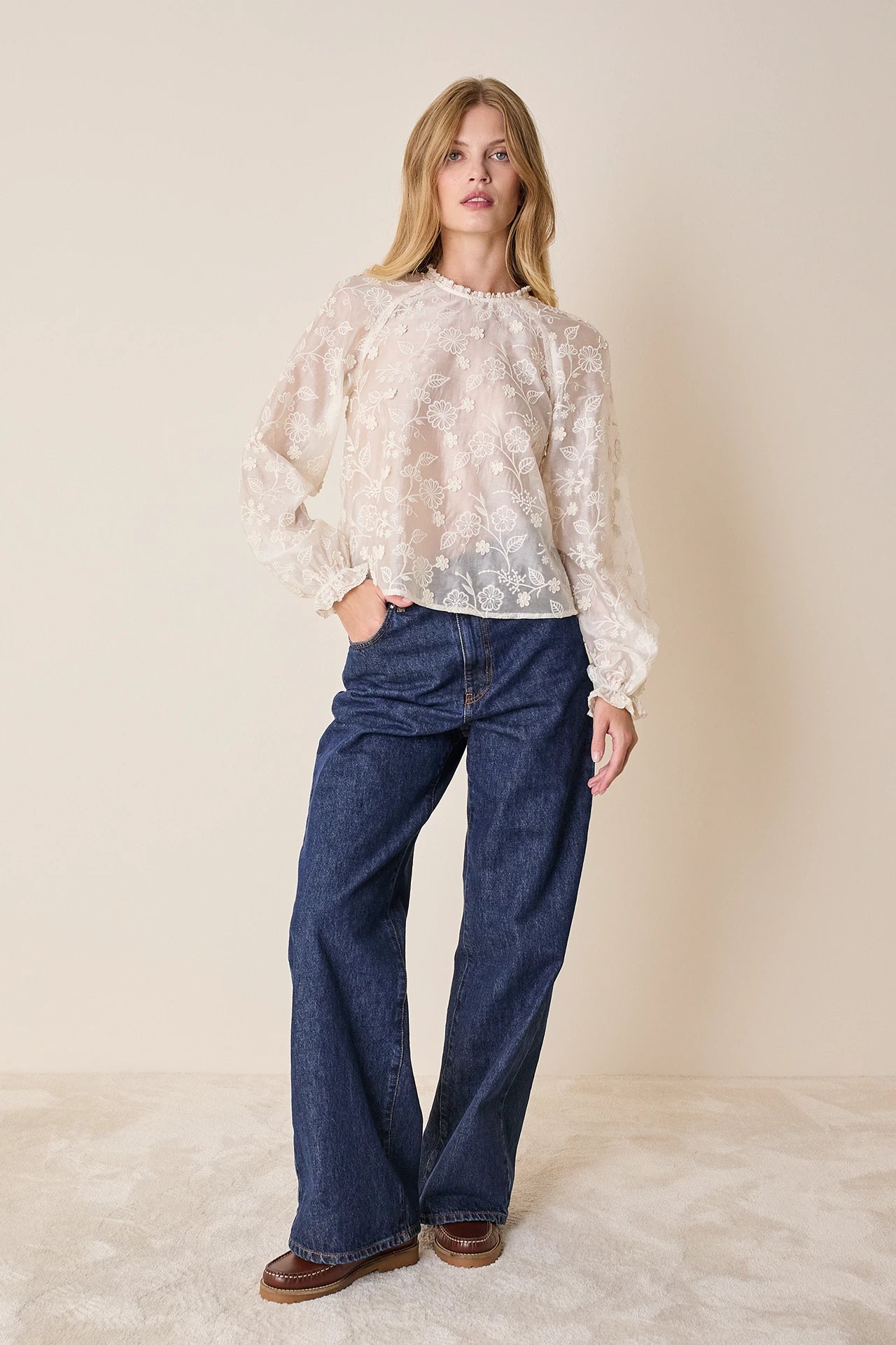 Top ricamato con fiori in rilievo