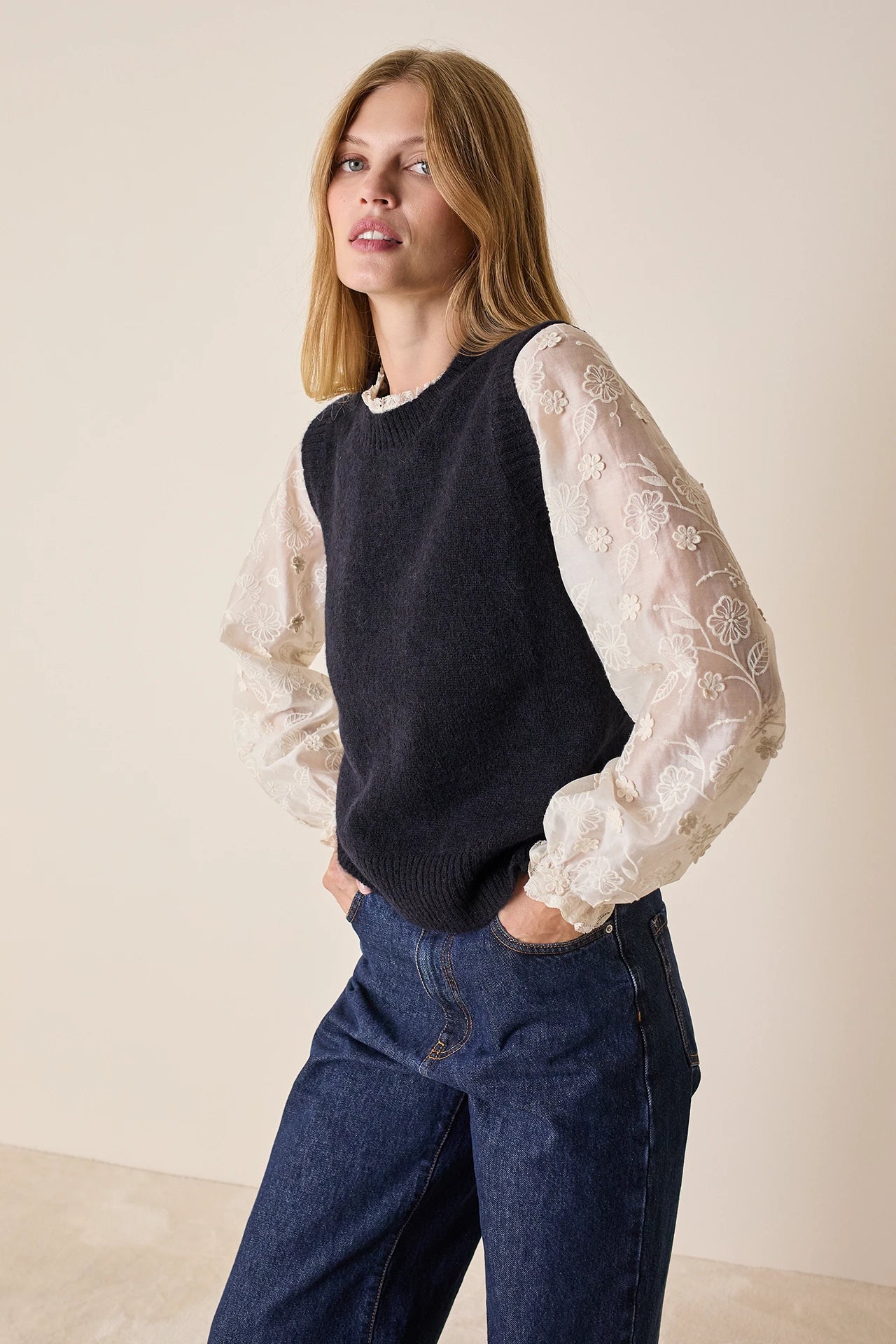 Top ricamato con fiori in rilievo