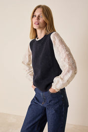 Top ricamato con fiori in rilievo