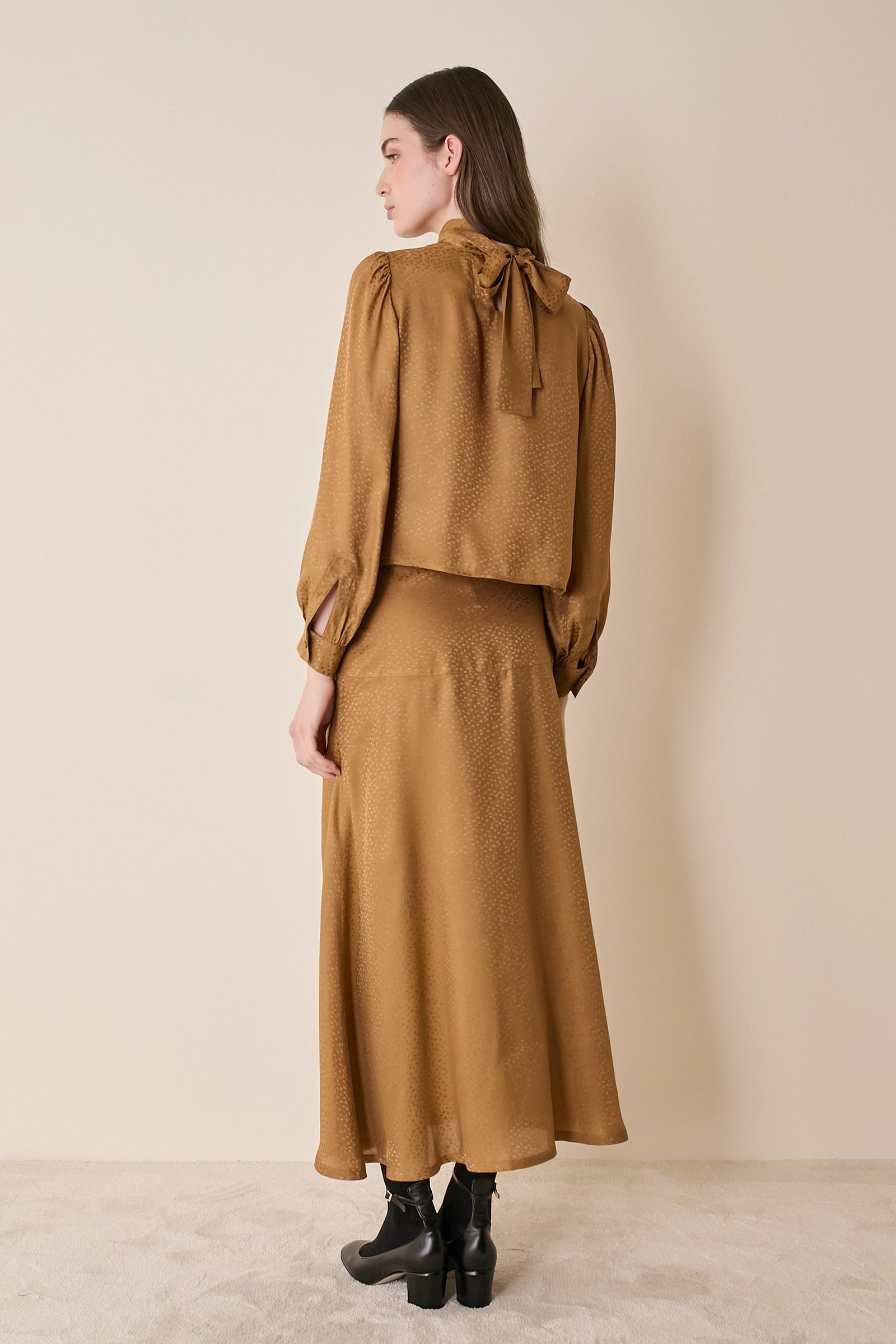 Top in blend di seta con collo foulard