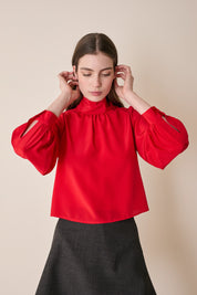 Top in seta con collo foulard