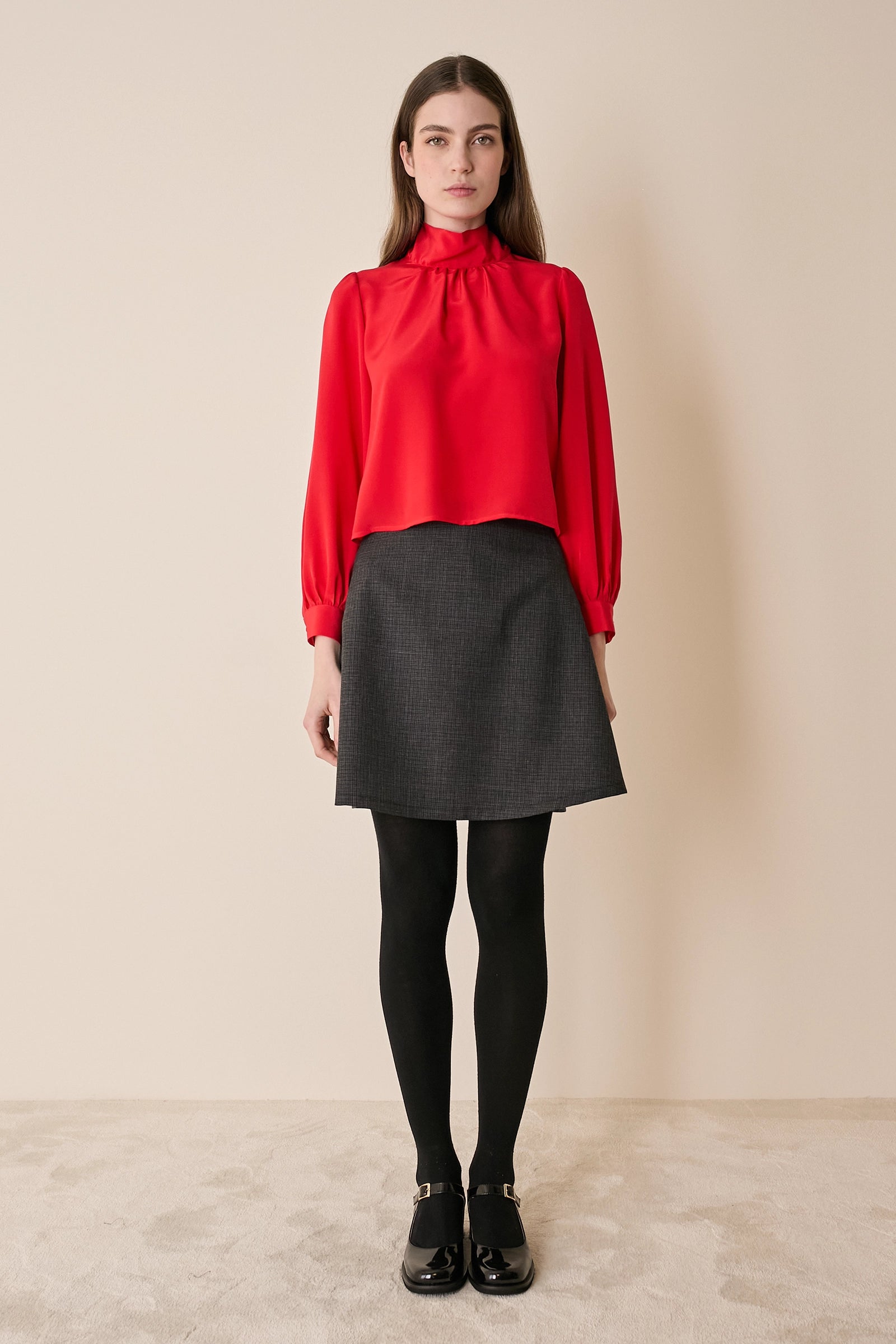 Top in seta con collo foulard