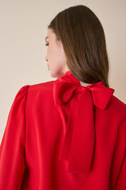 Top in seta con collo foulard