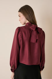 Top in seta con collo foulard