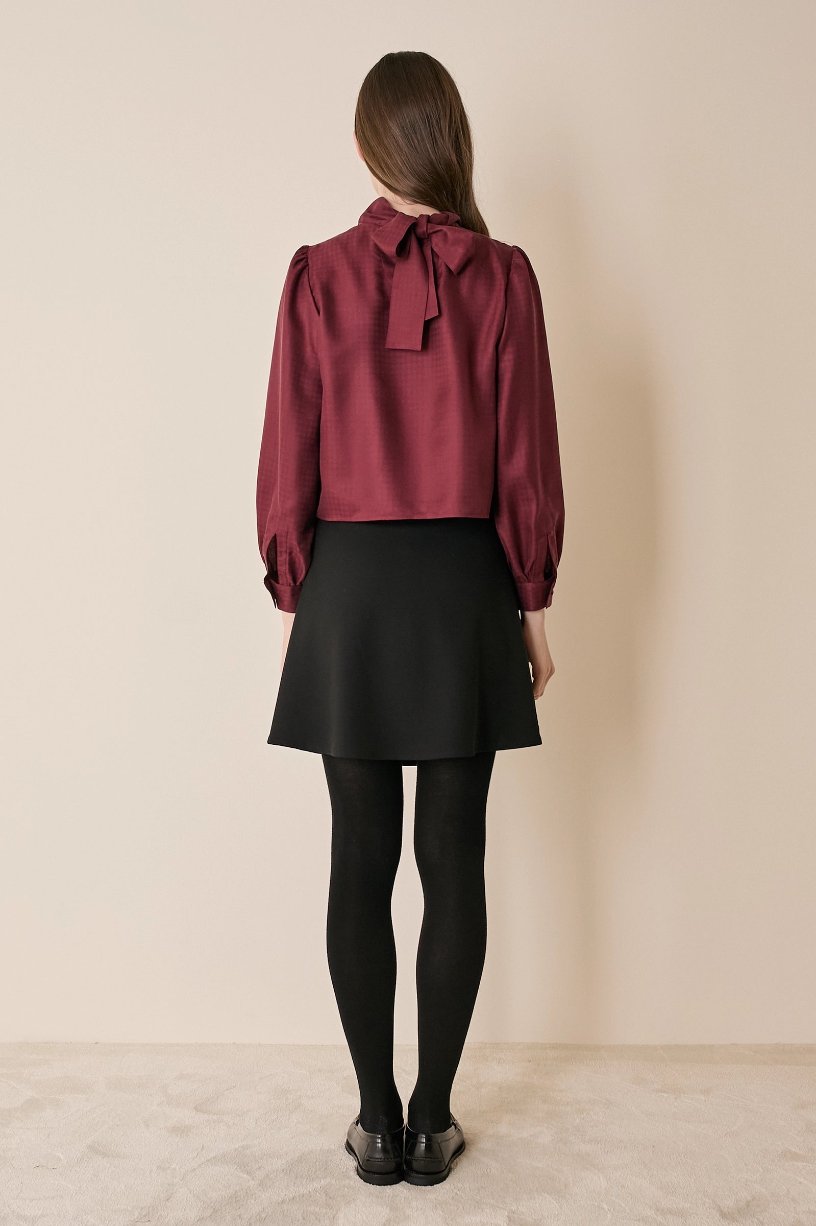 Top in seta con collo foulard