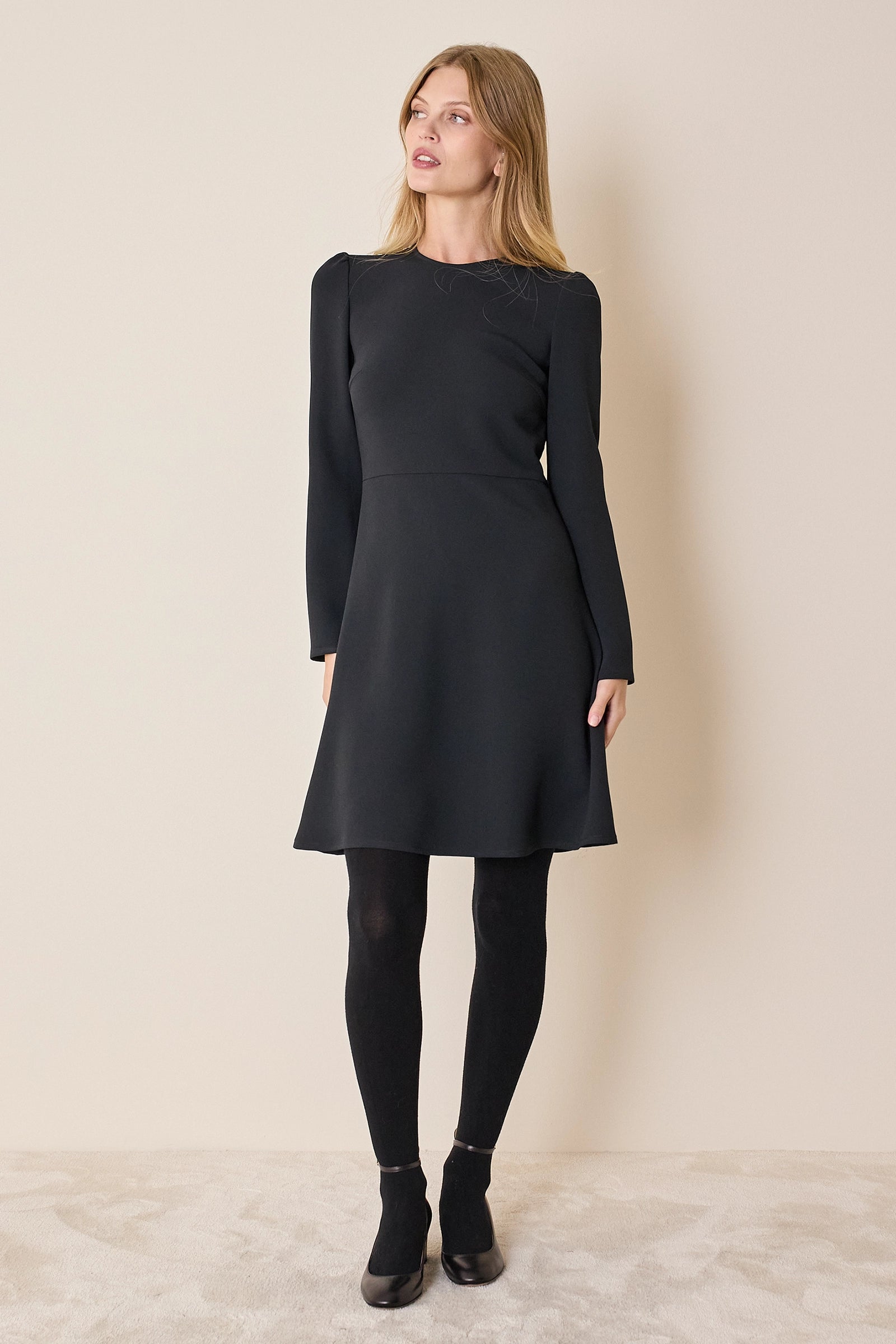 Abito corto con gonna fluida