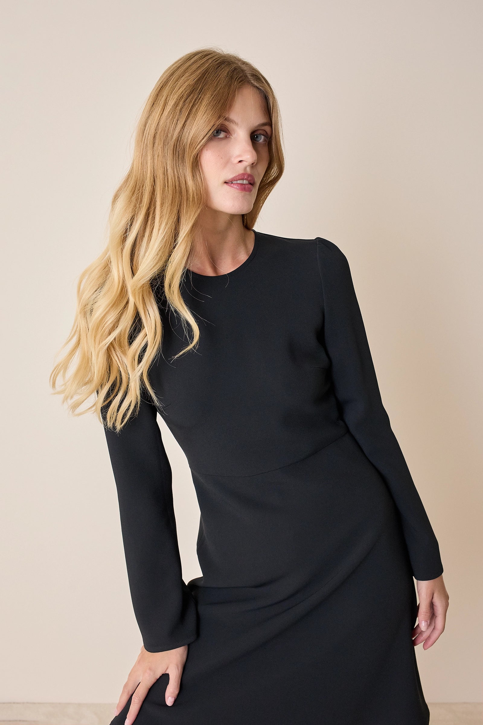 Abito corto con gonna fluida