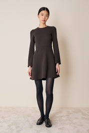 Abito corto con gonna fluida in doppio crêpe di lana