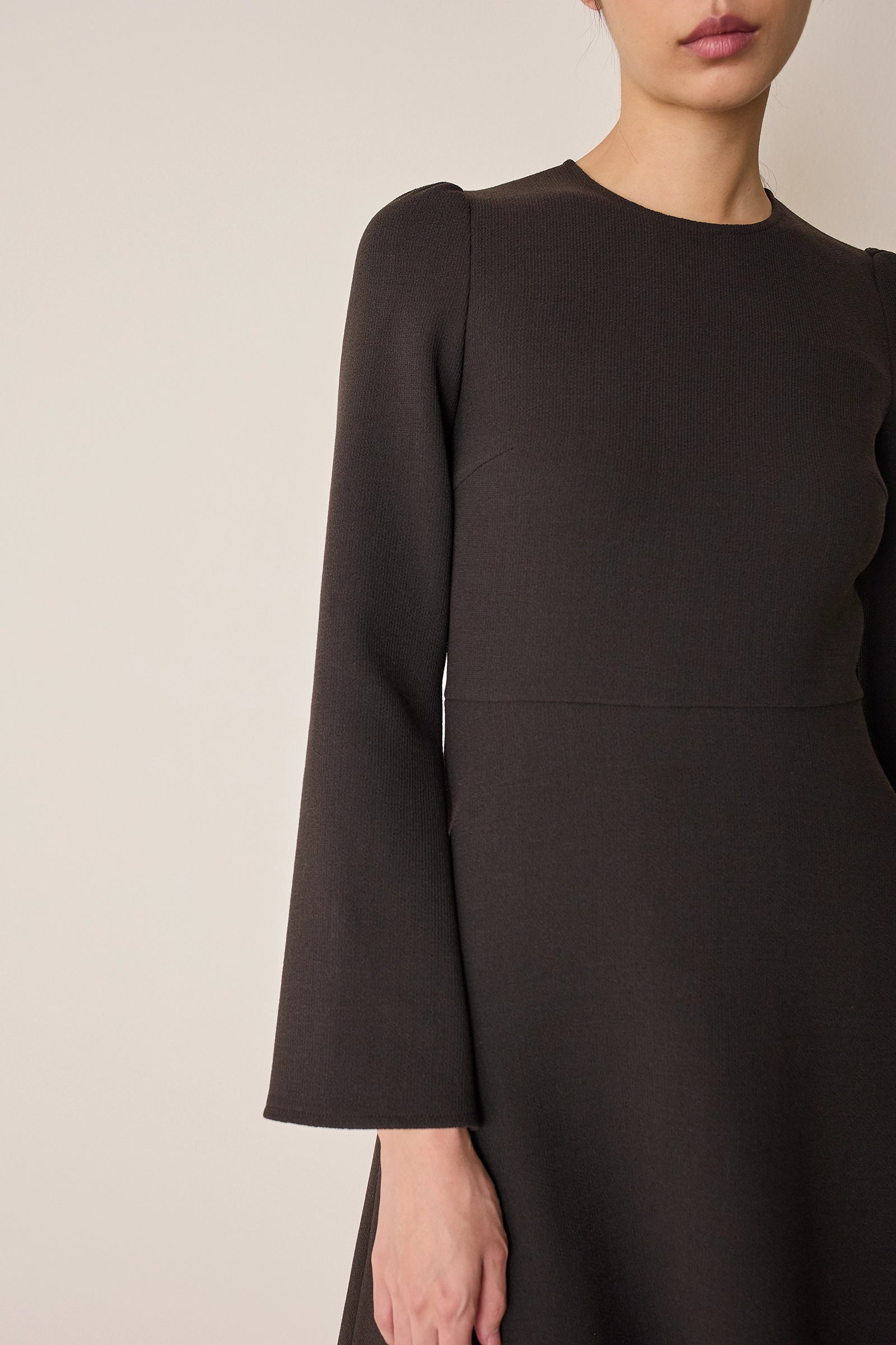 Abito corto con gonna fluida in doppio crêpe di lana