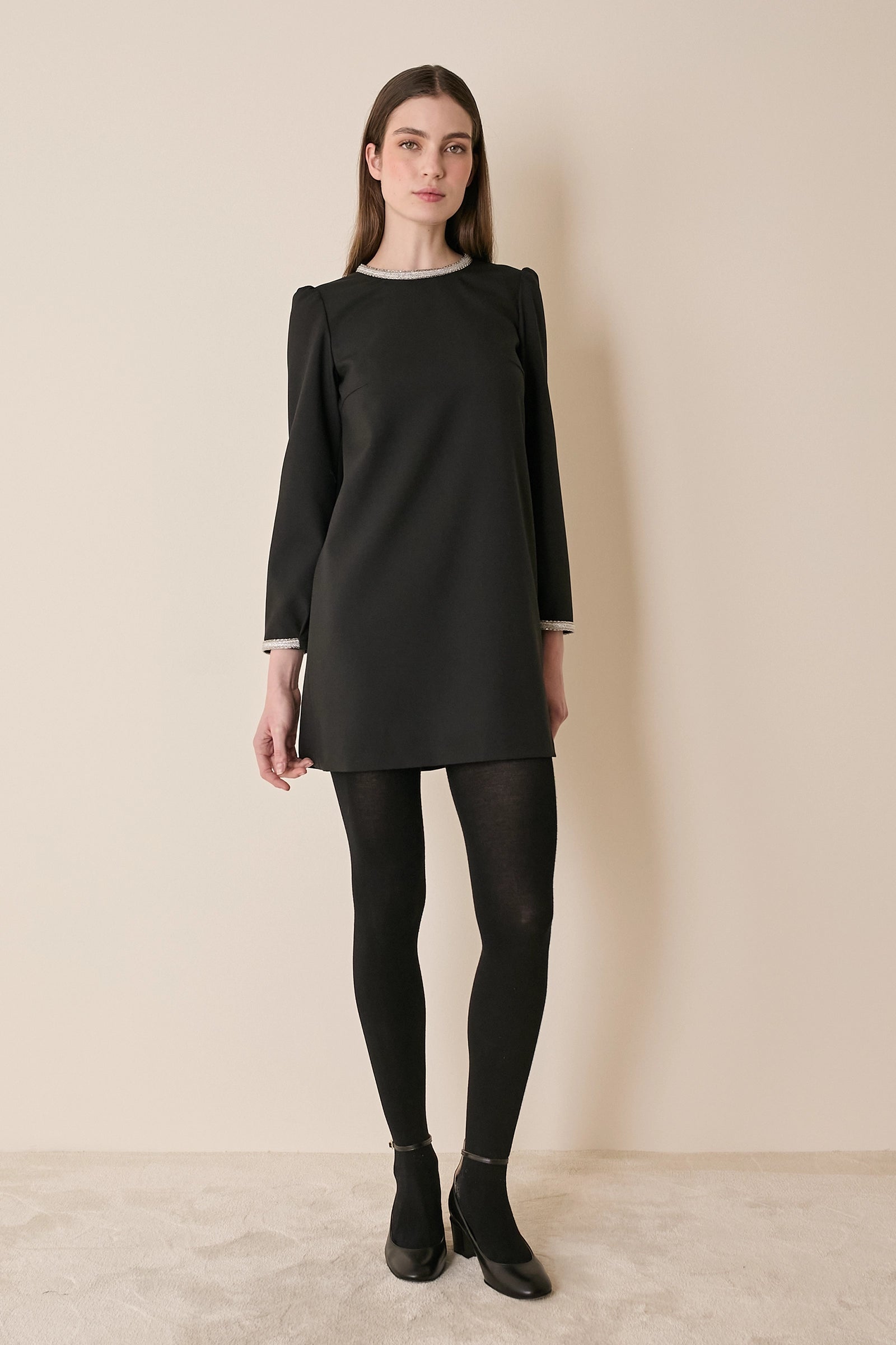 Abito in lana con passamaneria gioiello