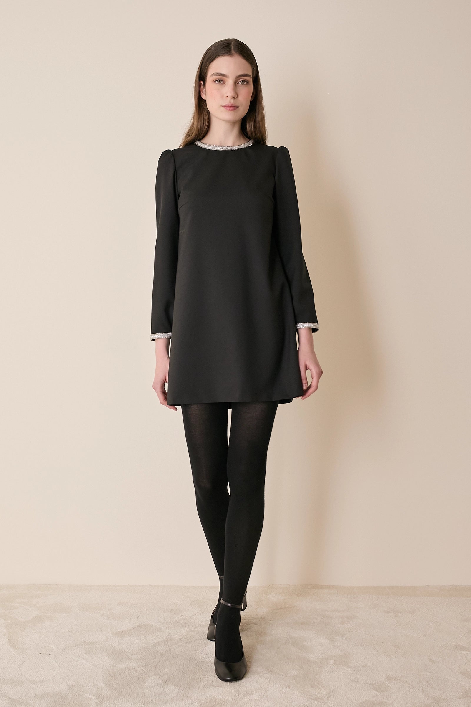 Abito in lana con passamaneria gioiello