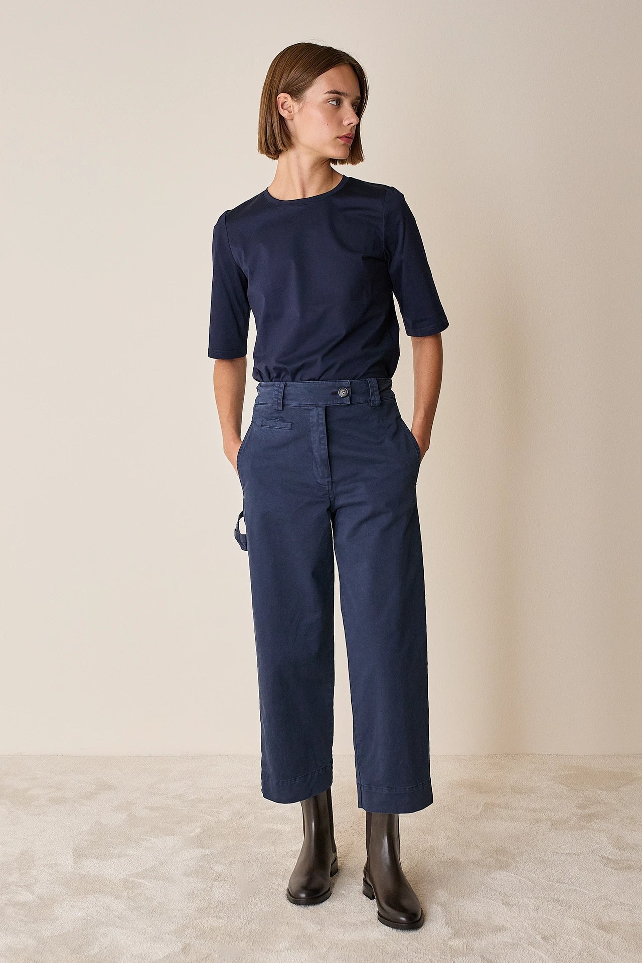 Cropped trousers with elastic waist