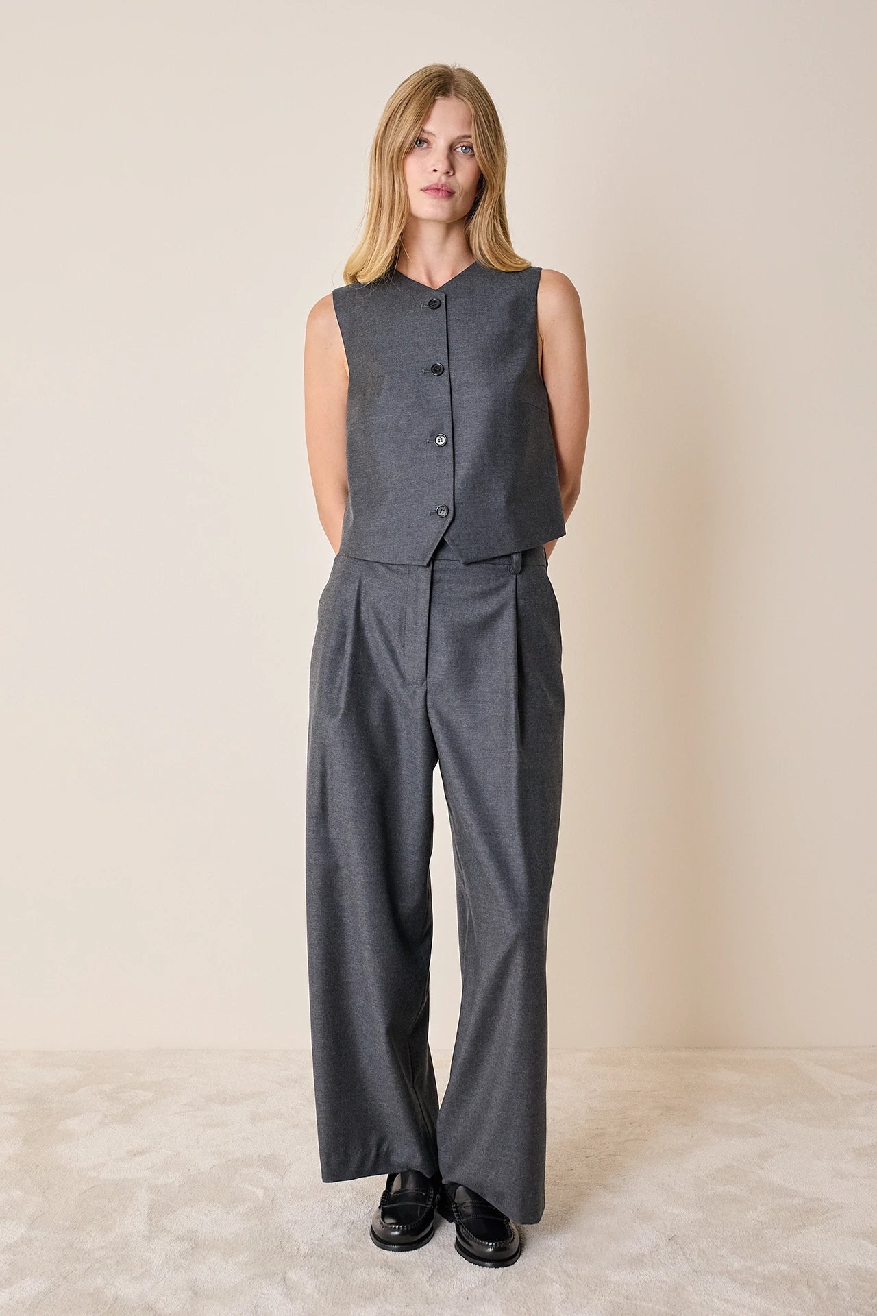 Pantaloni in lana e seta con pinces