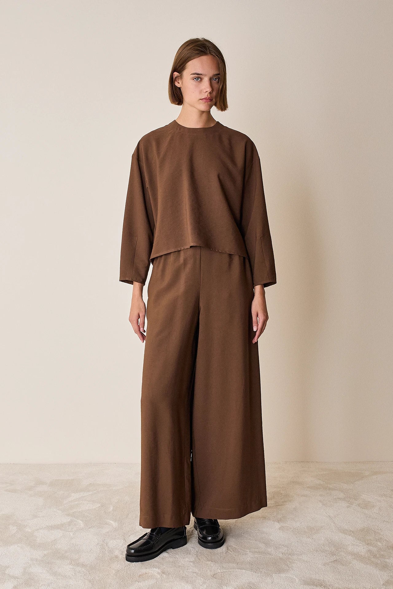 Fluid pants with elastic waistband