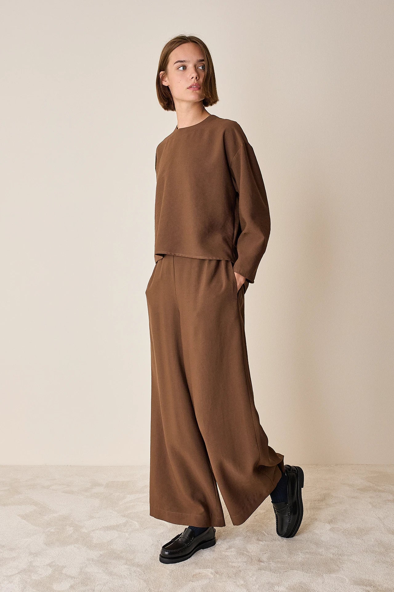 Pantaloni ampi con elastico in vita