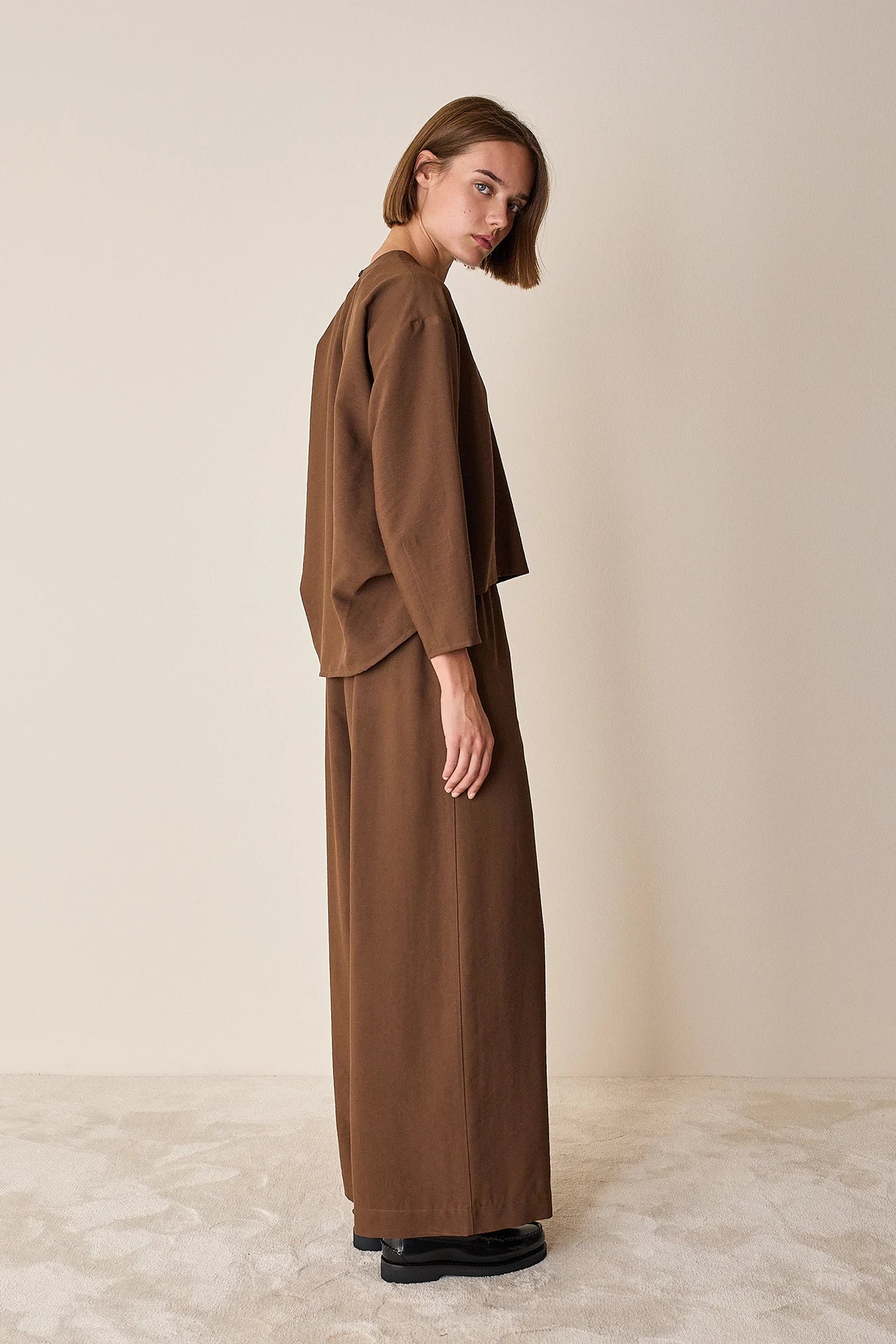 Pantaloni ampi con elastico in vita