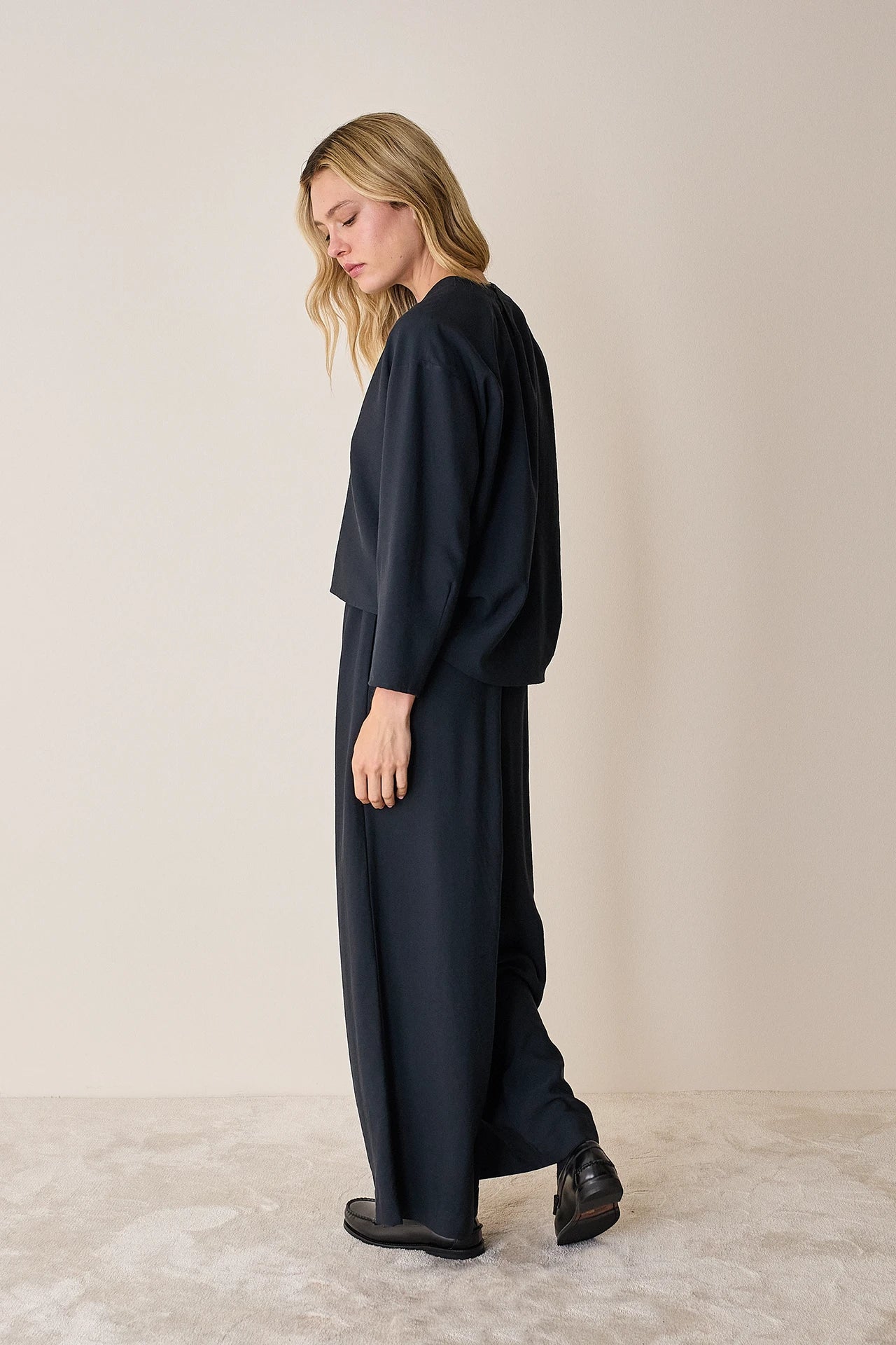 Pantaloni ampi con elastico in vita