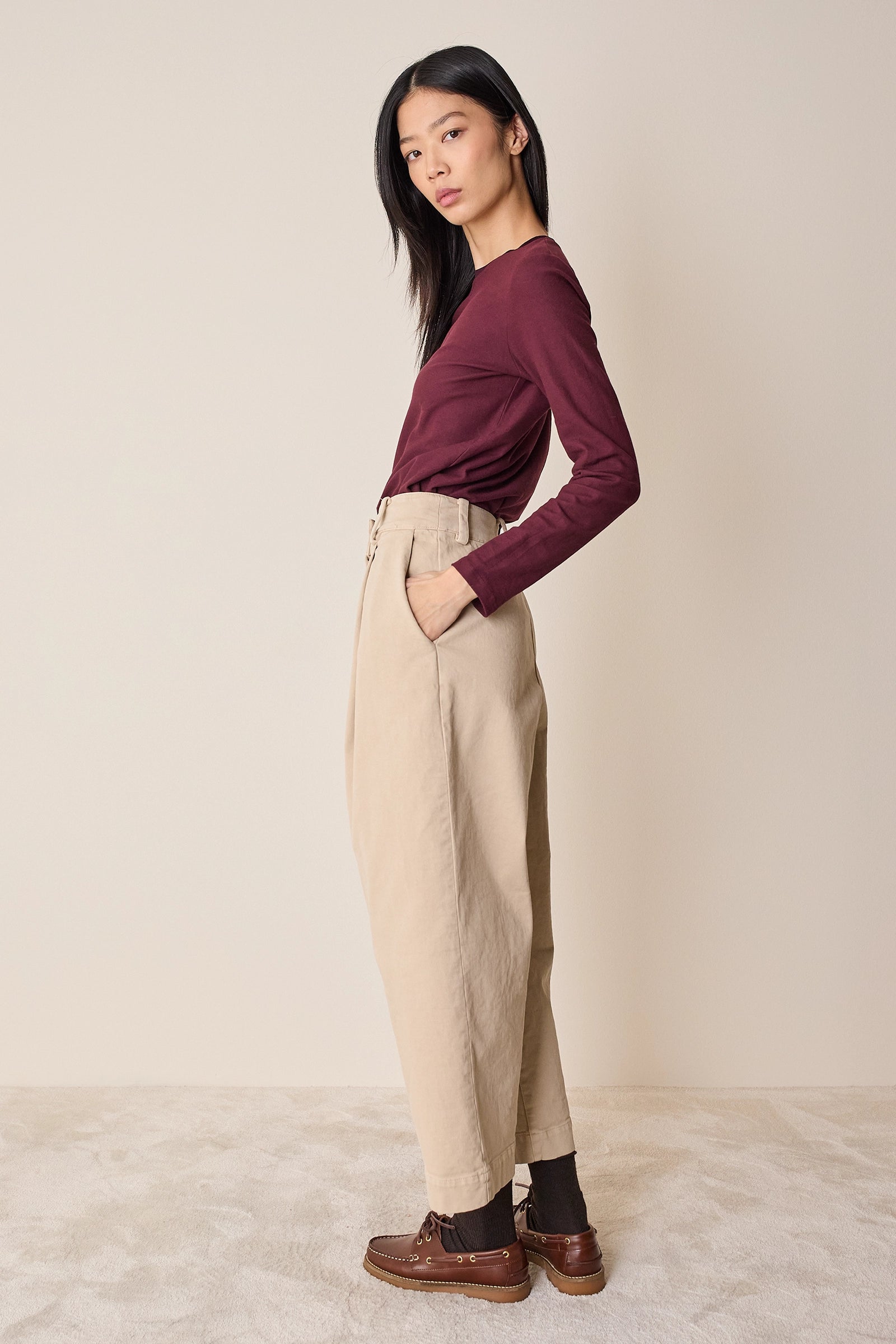Pantaloni con pinces in gabardine di cotone
