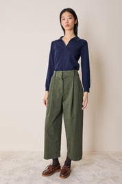 Pantaloni con pinces in gabardine di cotone