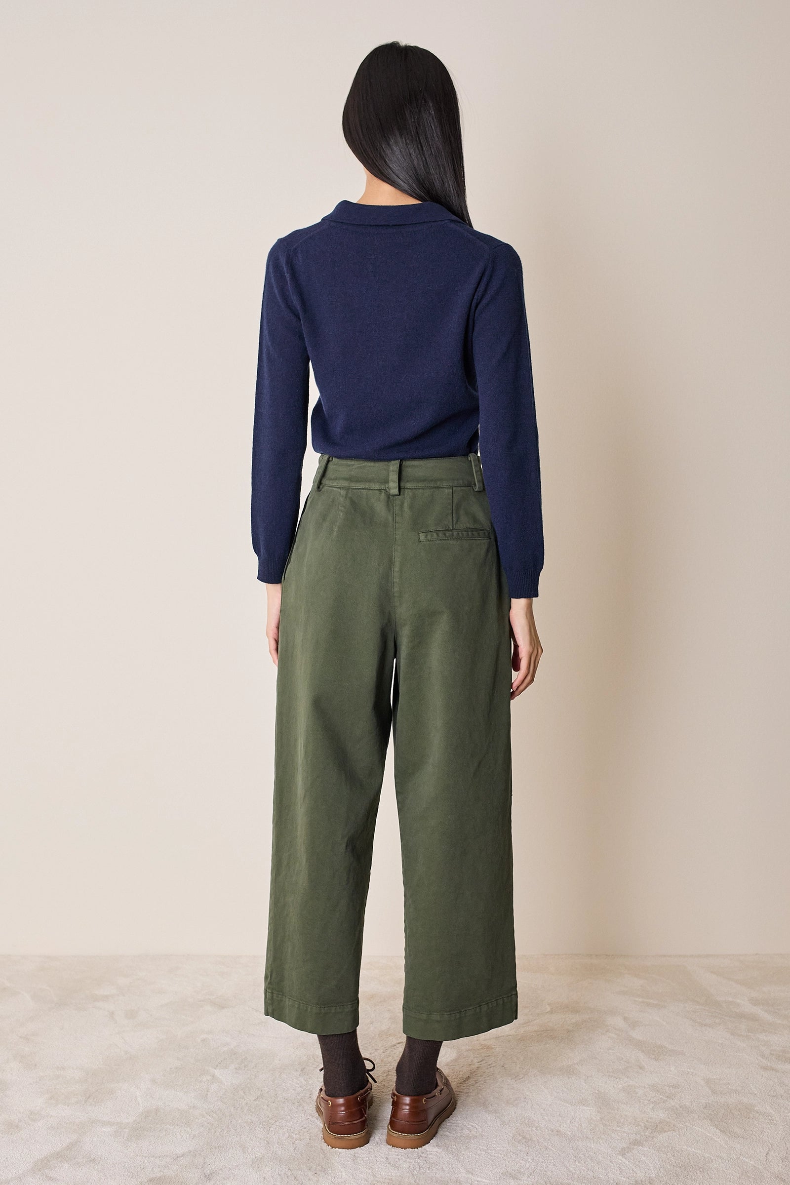 Pantaloni con pinces in gabardine di cotone