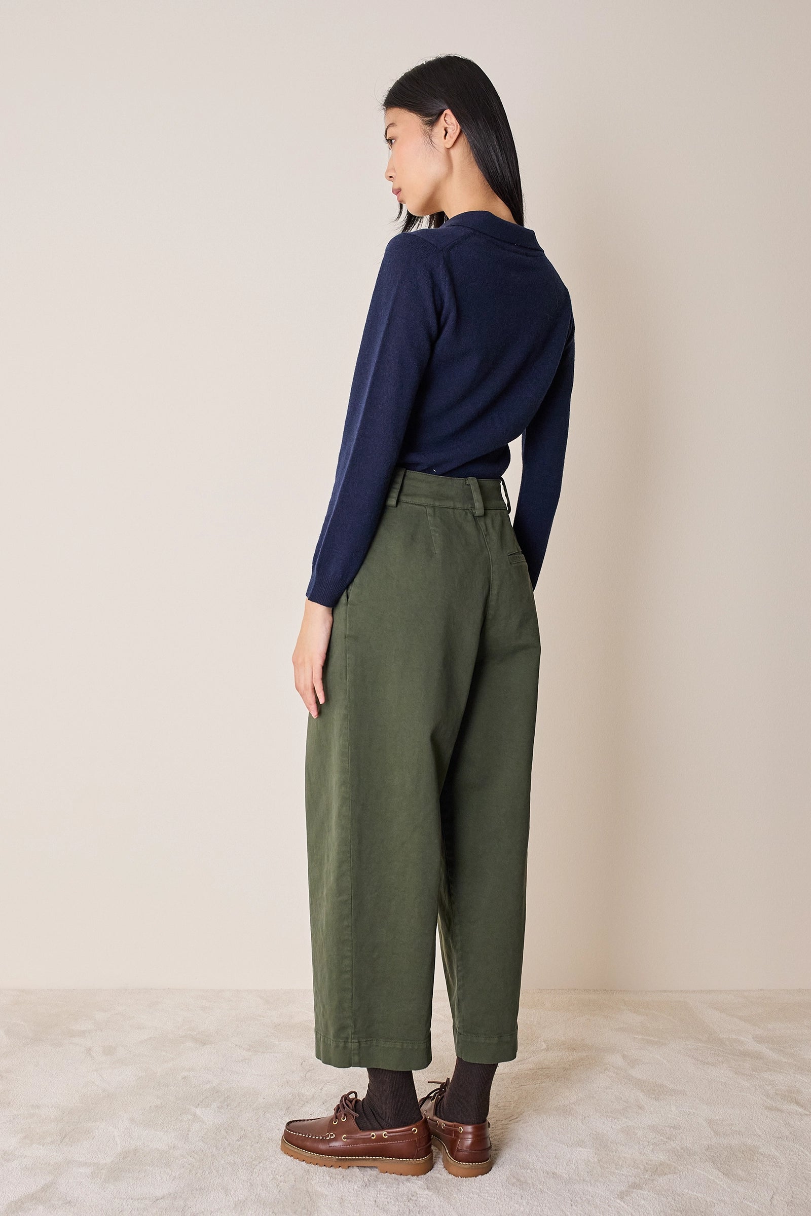 Pantaloni con pinces in gabardine di cotone