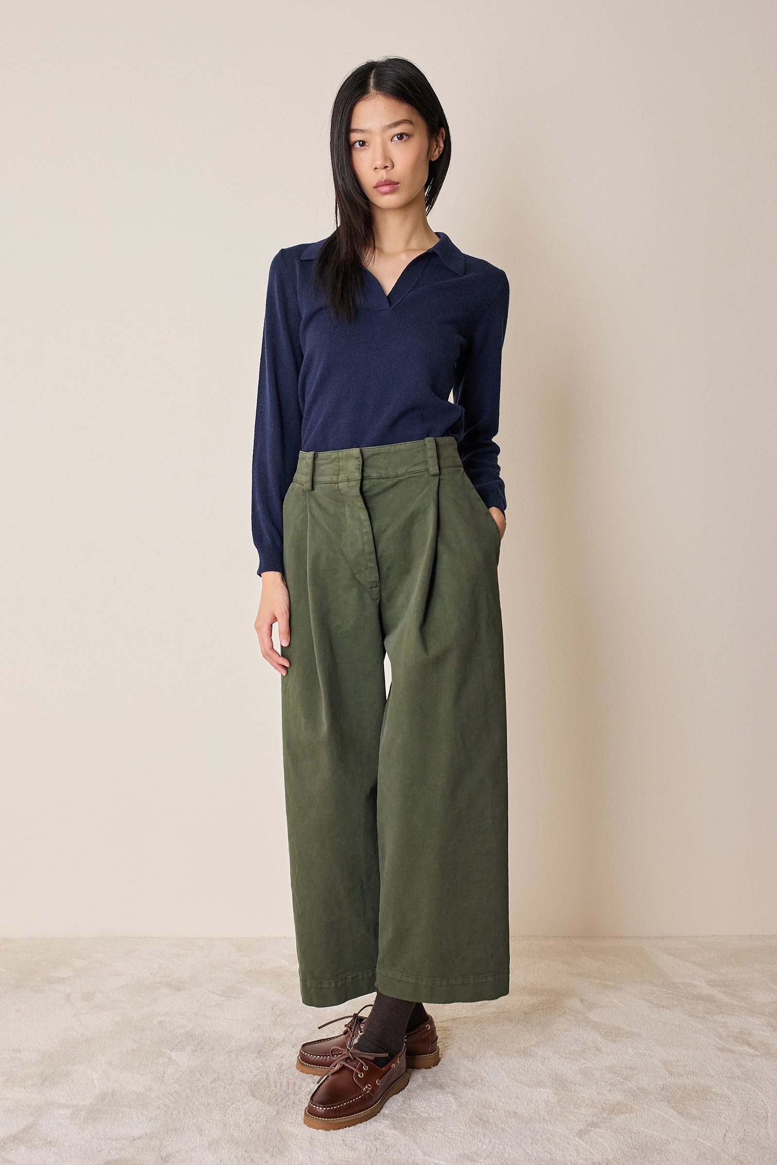 Pantaloni con pinces in gabardine di cotone