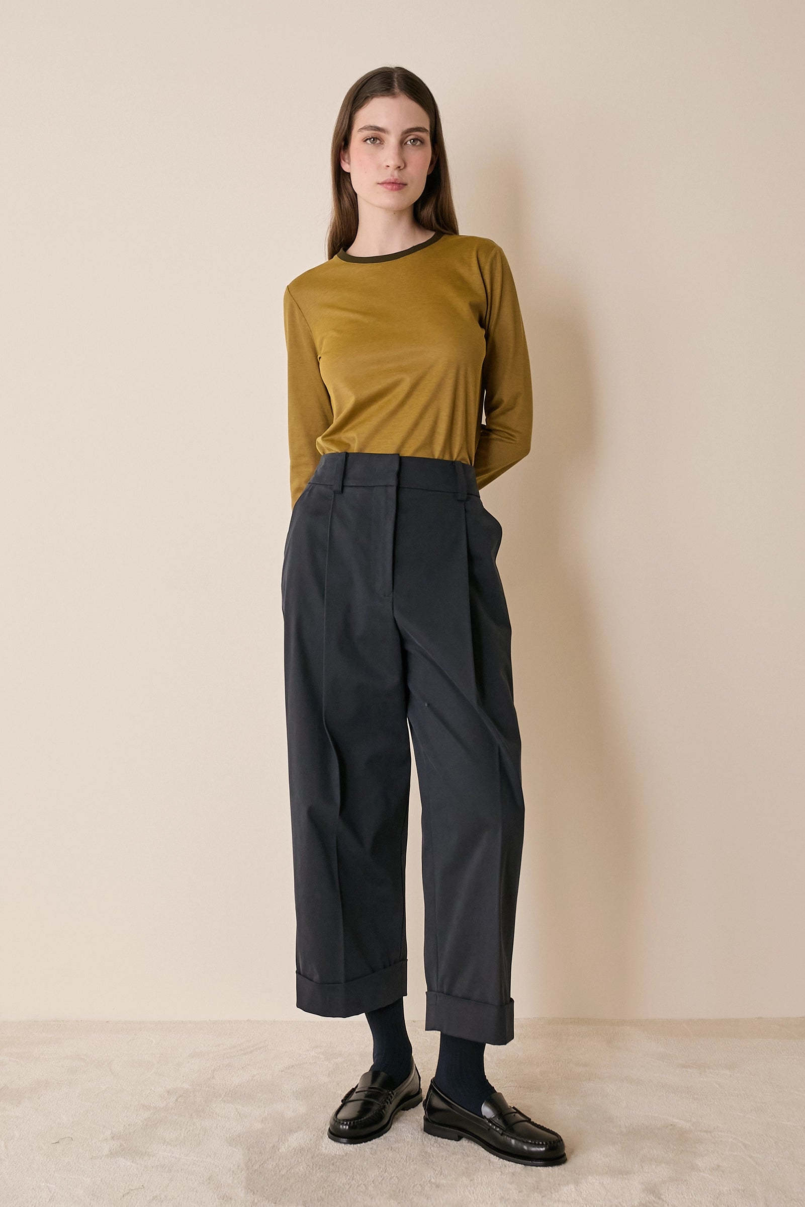 Pantaloni in cotone con piega e risvolto