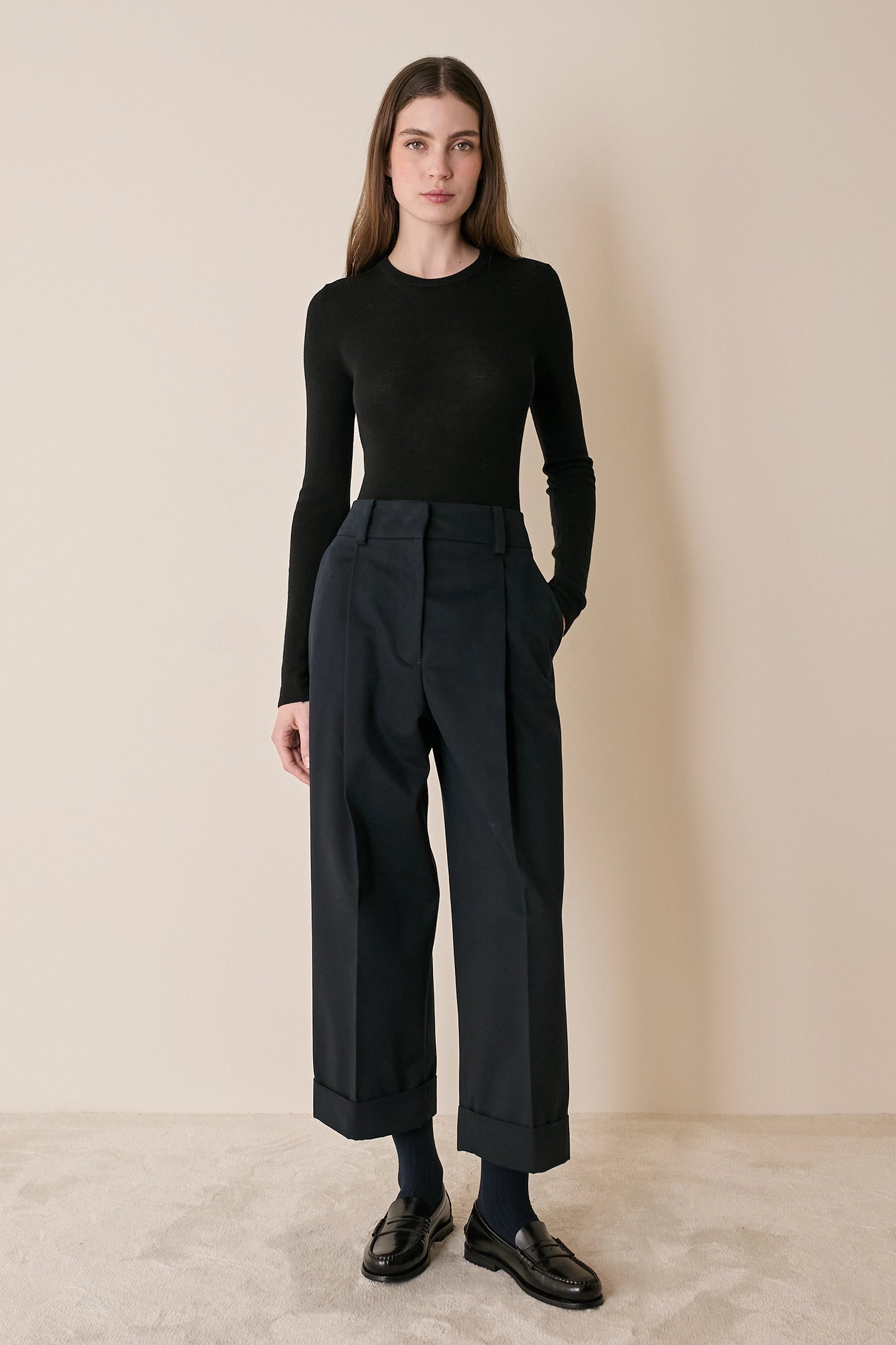 Pantaloni in cotone con piega e risvolto