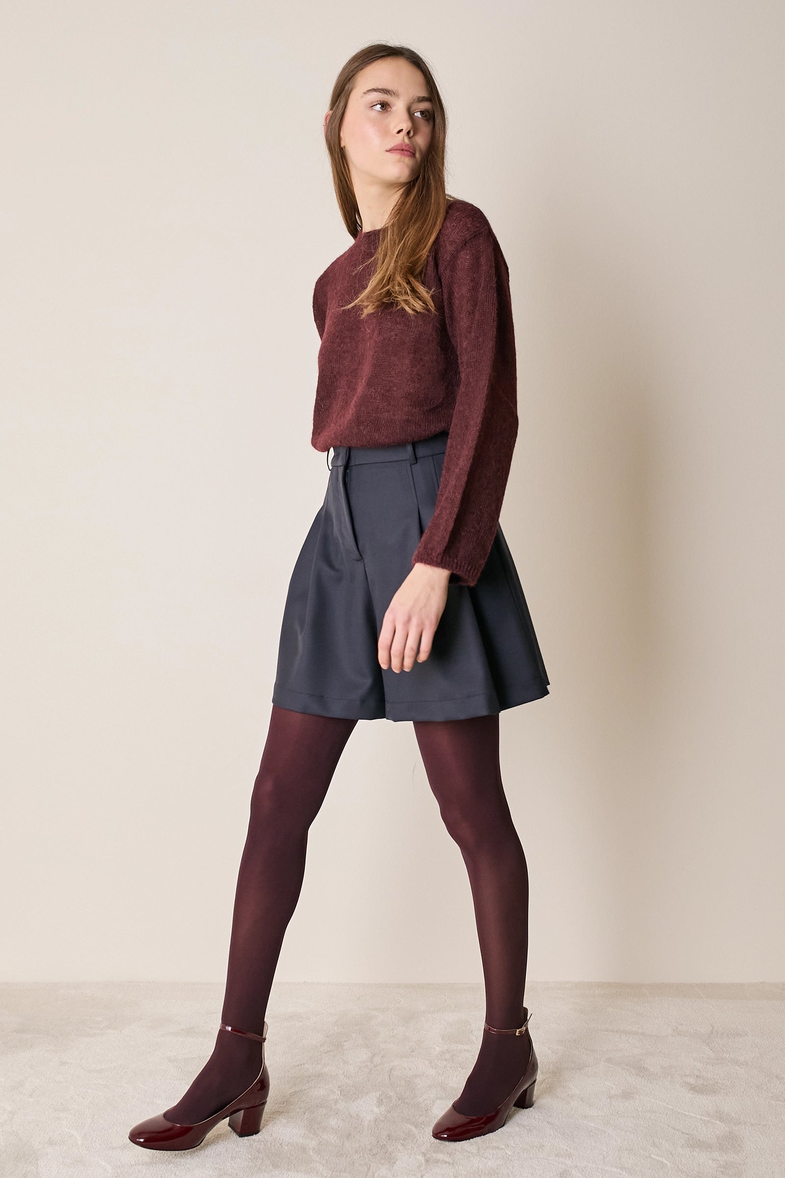 Pantaloni corti in lana con pinces