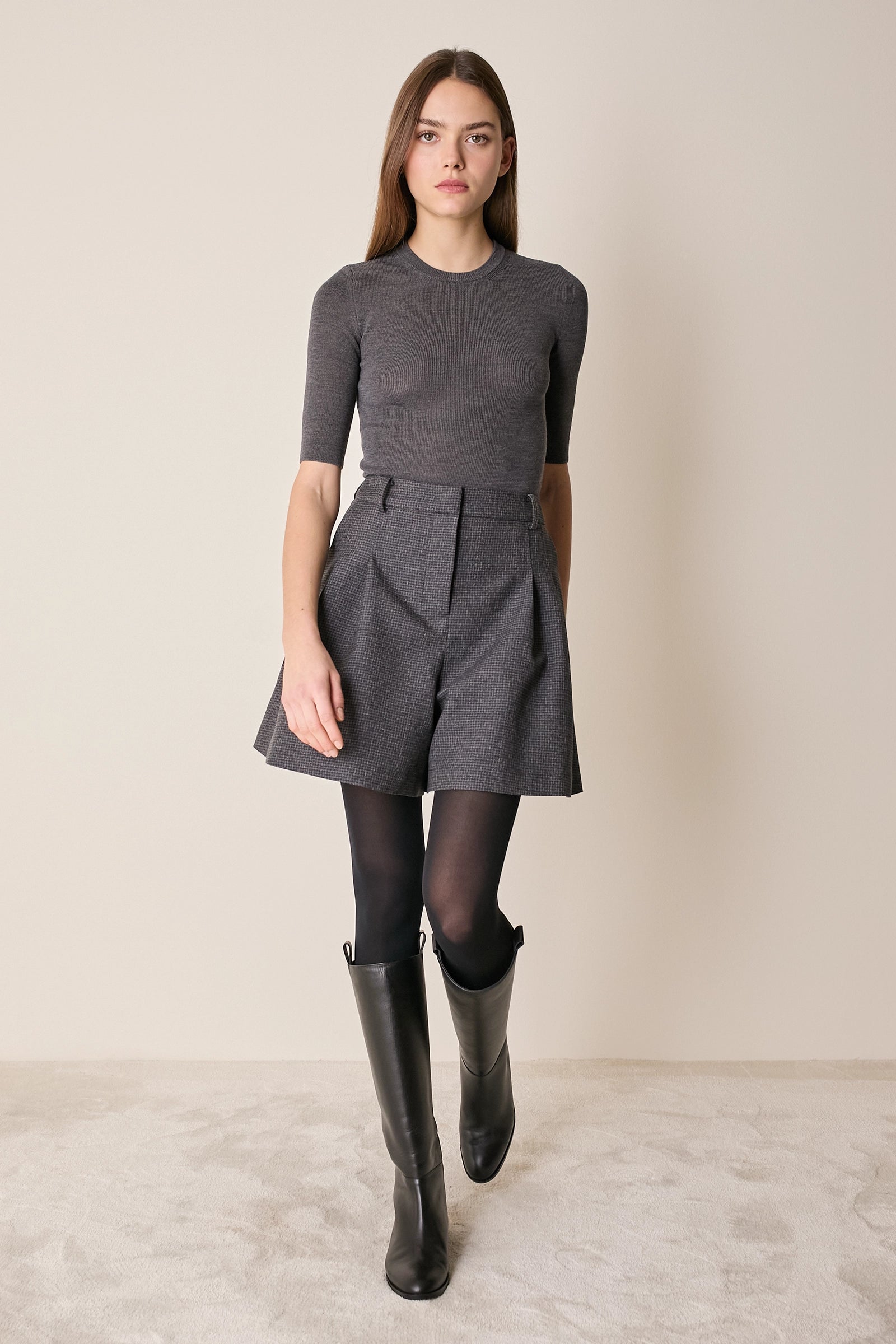 Pantaloni corti in lana con pinces